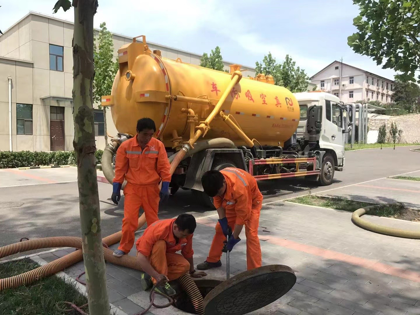 乌兰化粪池清理与5-8吨吸粪车施工效率分析